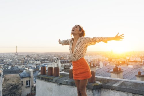 Mulher feliz com o que ela é