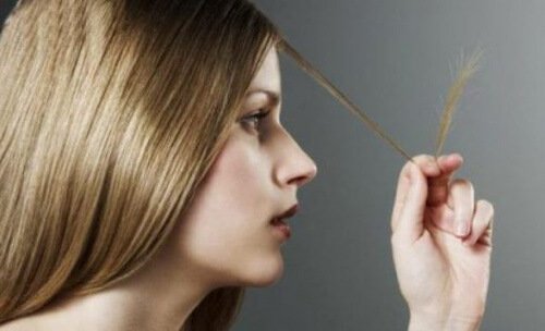 Mulher com cabelo liso