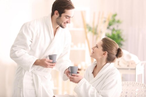 Casal tomando café pela manhã