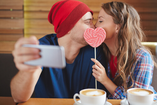 Casal apaixonado se beijando