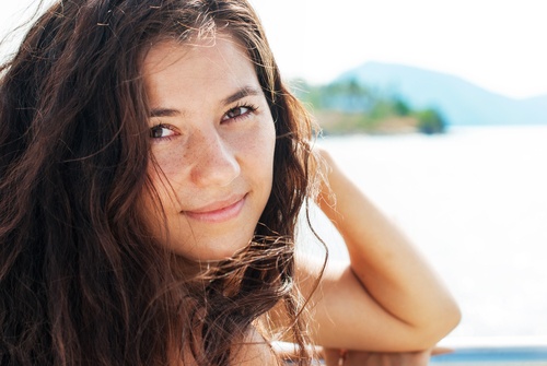 Mulher feliz por ter parado de furmar