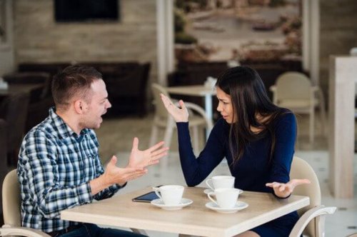 Pessoas ciumentas discutindo