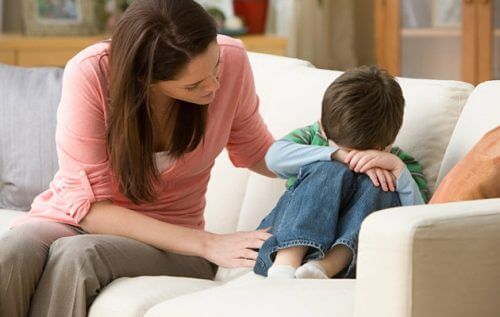 Mãe consolando criança
