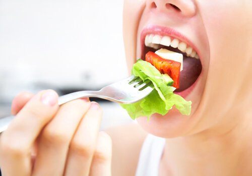 Mulher começando uma dieta com alimentos saudáveis