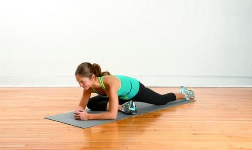 Mulher praticando exercício para reduzir a dor nas pernas