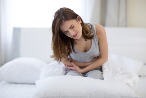 Dor abdominal é sintoma de dor no ovário