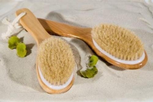 Lave a escova regularmente para manter seu cabelo limpo e evitar lavá-lo todos os dias