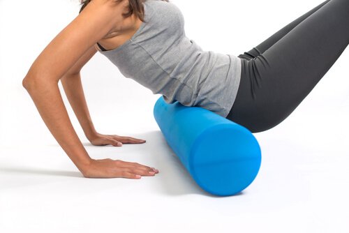 Mulher fazendo exercícios para combater a fibromialgia