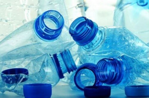 Não deve reutilizar as garrafas de plástico