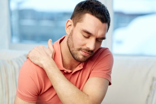 A dor nos ombros pode ser causada pelo estado emocional