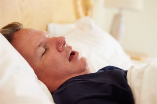 Homem dormindo em sua cama
