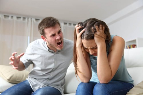 Homem gritando com sua esposa submissa