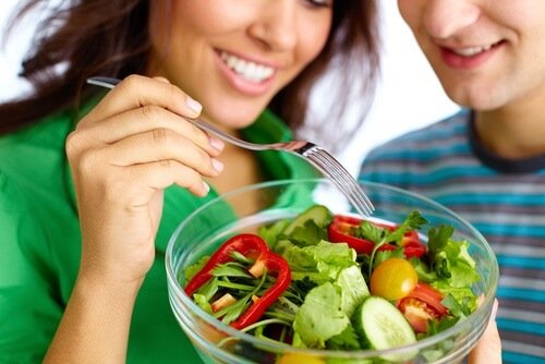 Manter uma alimentação saudável é um dos hábitos para melhorar a vida sexual