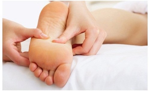 Massagem em pé plano
