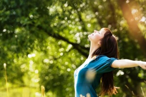 Mulher feliz sem ansiedade nem estresse