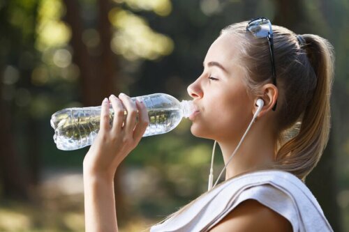 Beba água com frequência e proteja-se do sol