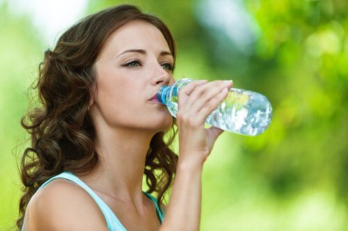 Se quiser beber água limpa não deve reutilizar as garrafas de plástico