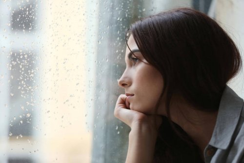 Mulher enfrentando os efeitos colaterais da solidão