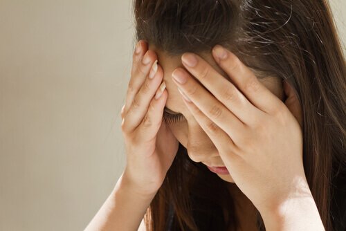 Mulher com enxaqueca provocado por nível baixo de serotonina
