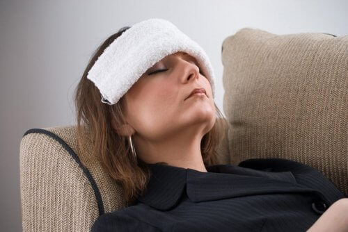 Aplicar uma compressa fria pode ajudar a aliviar a dor de cabeça