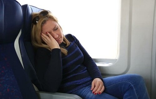 Mulher com sono por não ter dormido bem