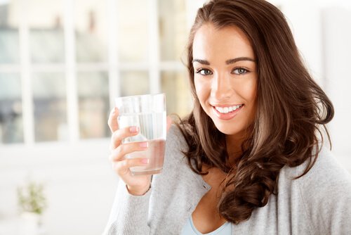 Beber água para evitar a boca seca