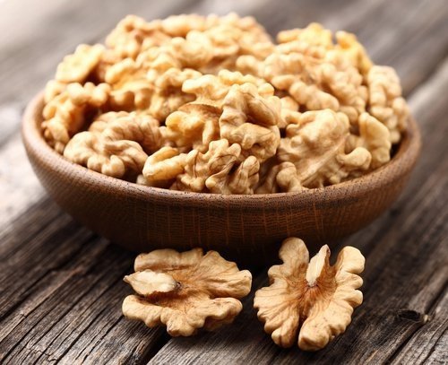 Nozes como um dos alimentos com óleos naturais