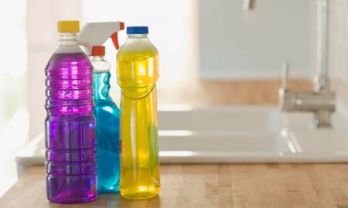 Não deve reutilizar as garrafas de plástico que já estiveram com produtos de limpeza