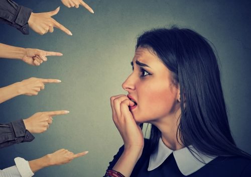 Você se preocupa demais com o que os outros pensam?