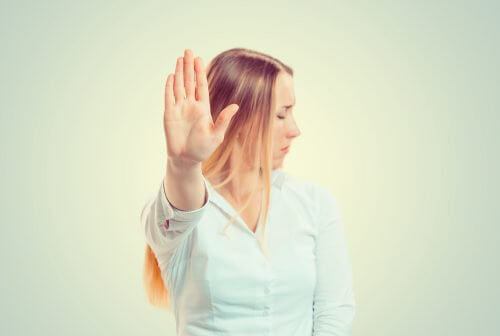 Mulher com falta de interesse em outras pessoas