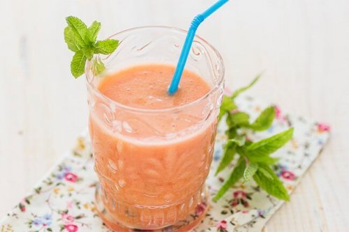 Suco de abacaxi e morango para desinflamar o abdômen