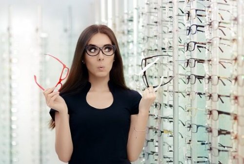 Mulher preocupada com a escolha dos óculos