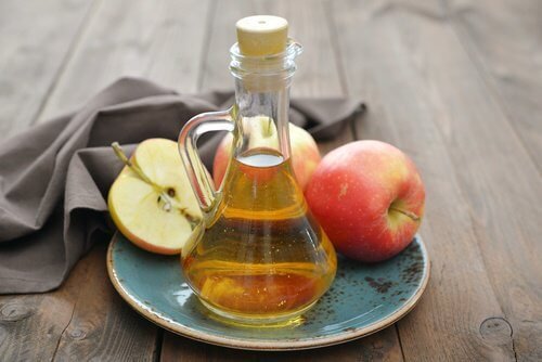 O vinagre de maçã ajuda a aliviar a dor de garganta