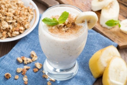 Vitamina de iogurte e amêndoas para fortalecer a memória