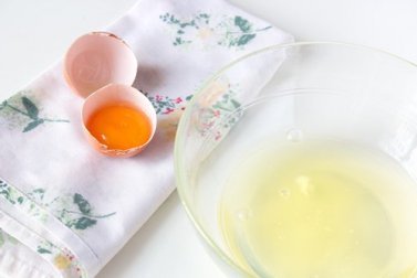 Os benefícios da clara de ovo para a pele