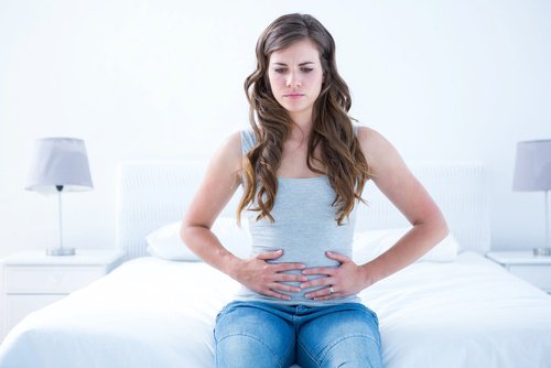 Mulher com dificuldades digestivas