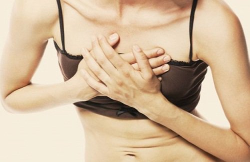 A dor no peito é um dos sinais de doenças cardíacas