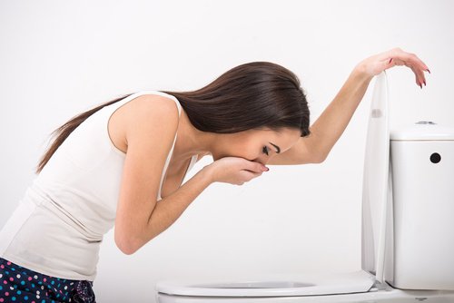 Mulher sofrendo de efeitos colaterais do omeprazol