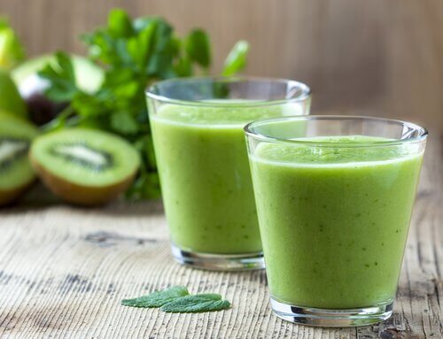 Batido com espinafre, laranja e kiwi