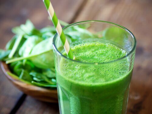 Batido com espinafre, abacate e abacaxi