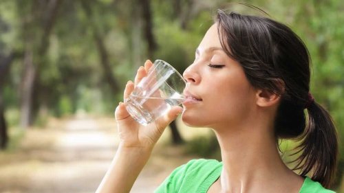A hidratação é fundamental para desintoxicar o corpo