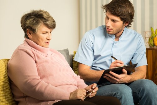 Mulher que refere ao psicologo um tipo de demência