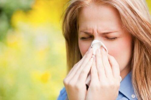 Mulher com alergia respiratória