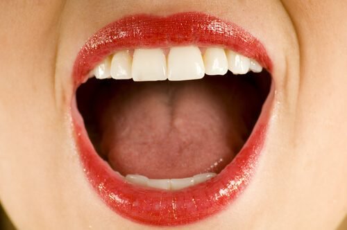 O que causa o sabor metálico na boca?