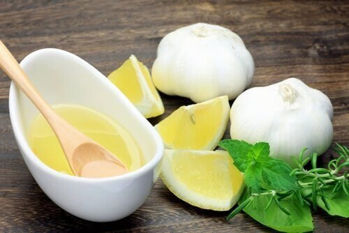 Remédio caseiro e alho e limão para reduzir o colesterol ruim