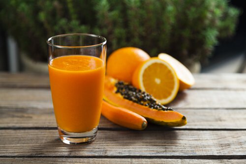 Suco de babosa, mamão e laranja ajuda a limpar o cólon
