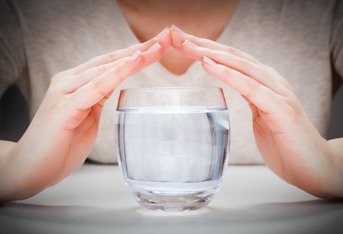 Beber água é importante para eliminar a acne