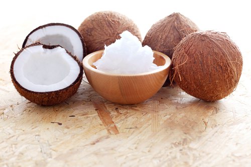 Óleo de coc para preparar um gel caseiro para rejuvenescer a pele