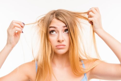 Moça com o cabelo seco