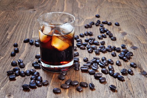 Bebidas com cafeína, álcool ou açúcar não combatem o calor